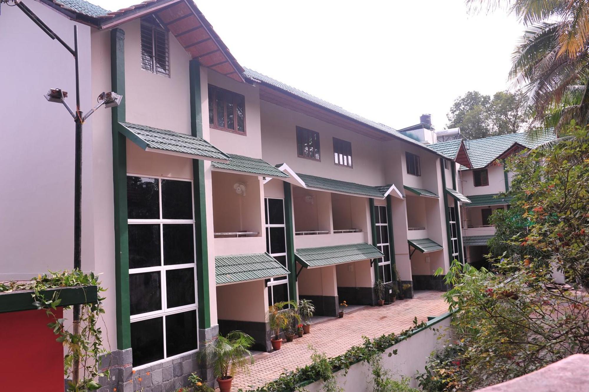 Haritagiri Hotel Kalpatta Buitenkant foto
