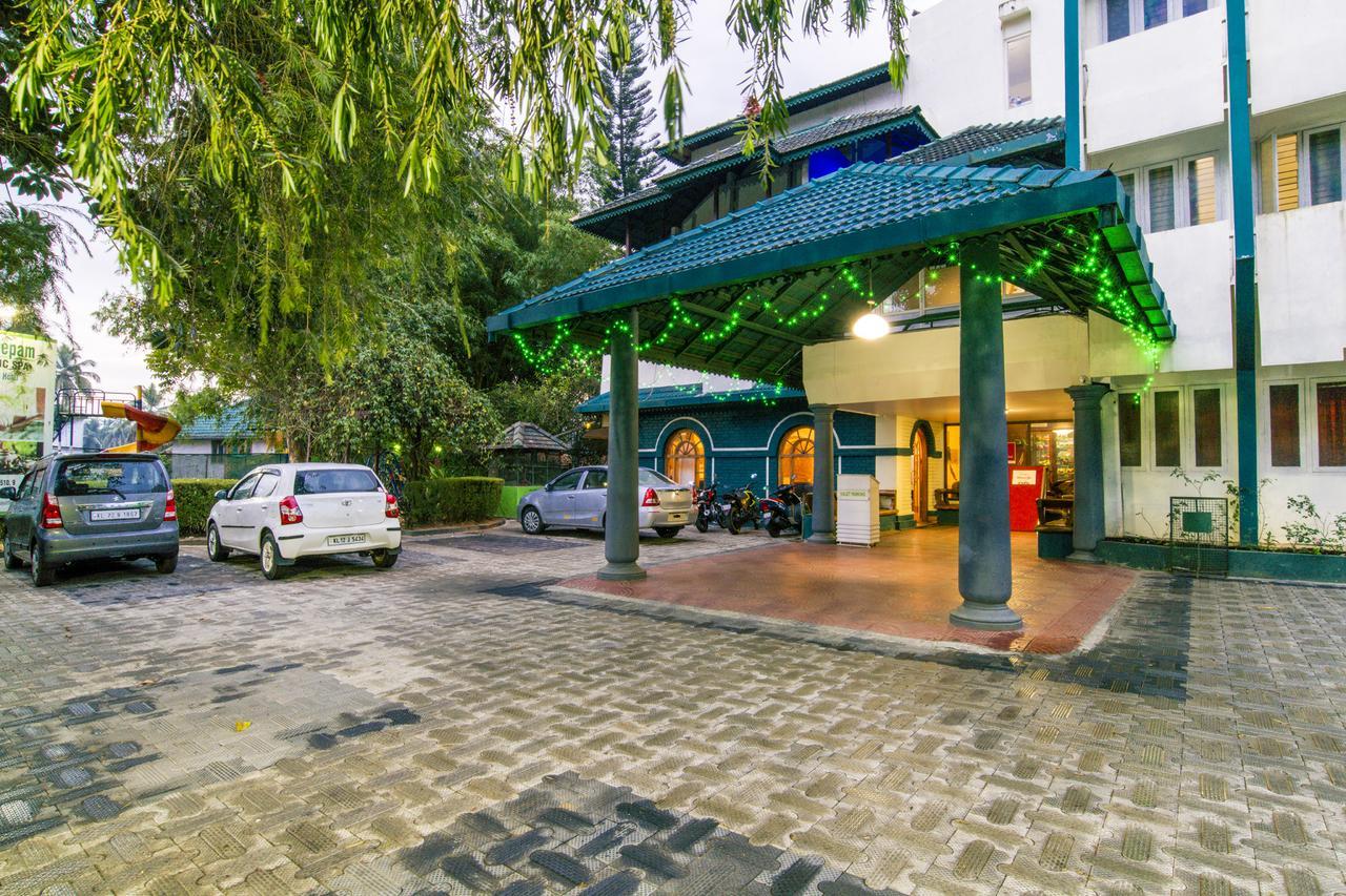 Haritagiri Hotel Kalpatta Buitenkant foto