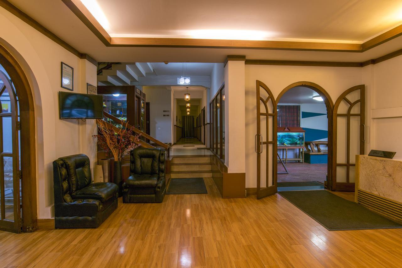 Haritagiri Hotel Kalpatta Buitenkant foto
