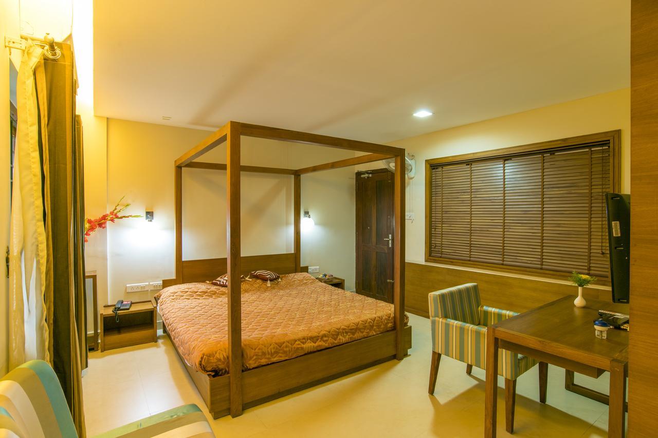 Haritagiri Hotel Kalpatta Buitenkant foto