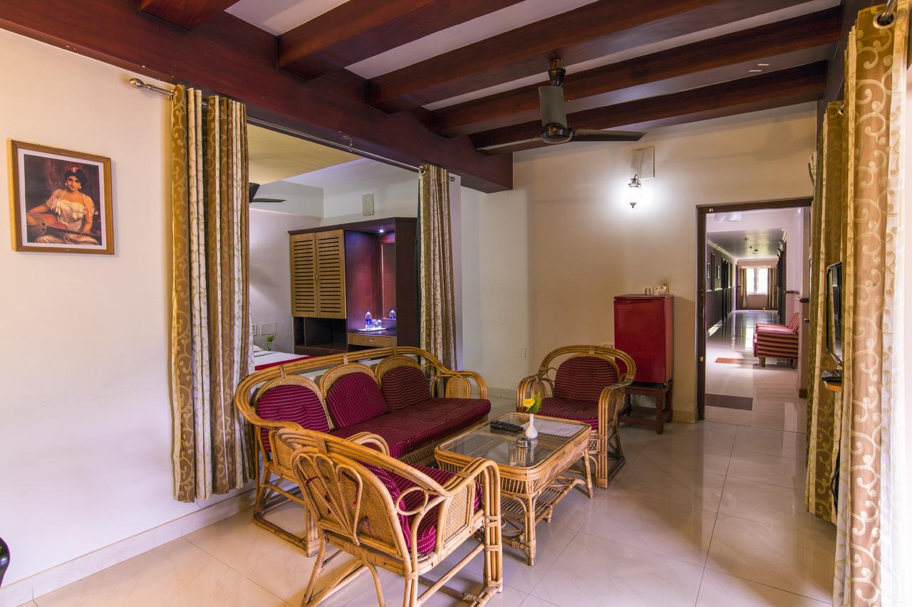 Haritagiri Hotel Kalpatta Buitenkant foto