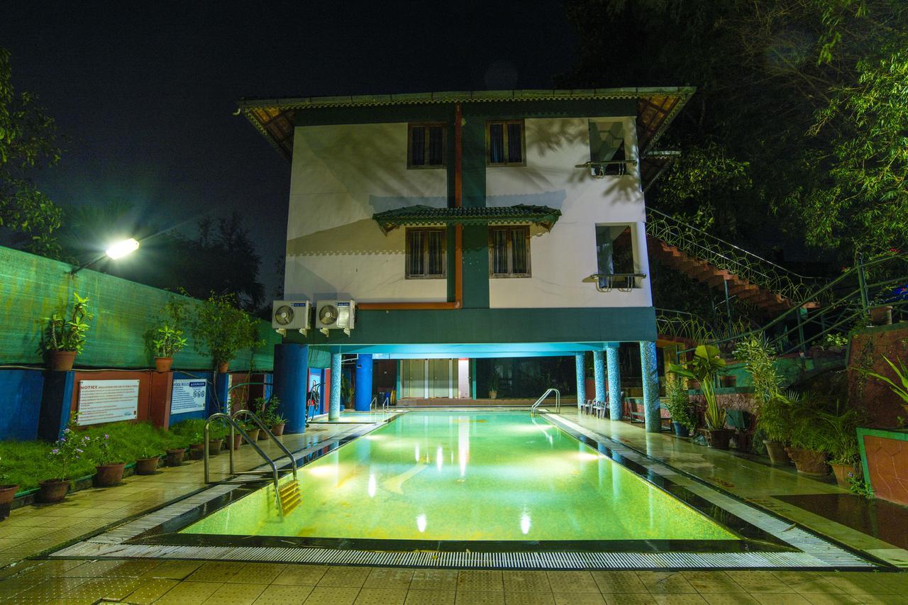 Haritagiri Hotel Kalpatta Buitenkant foto