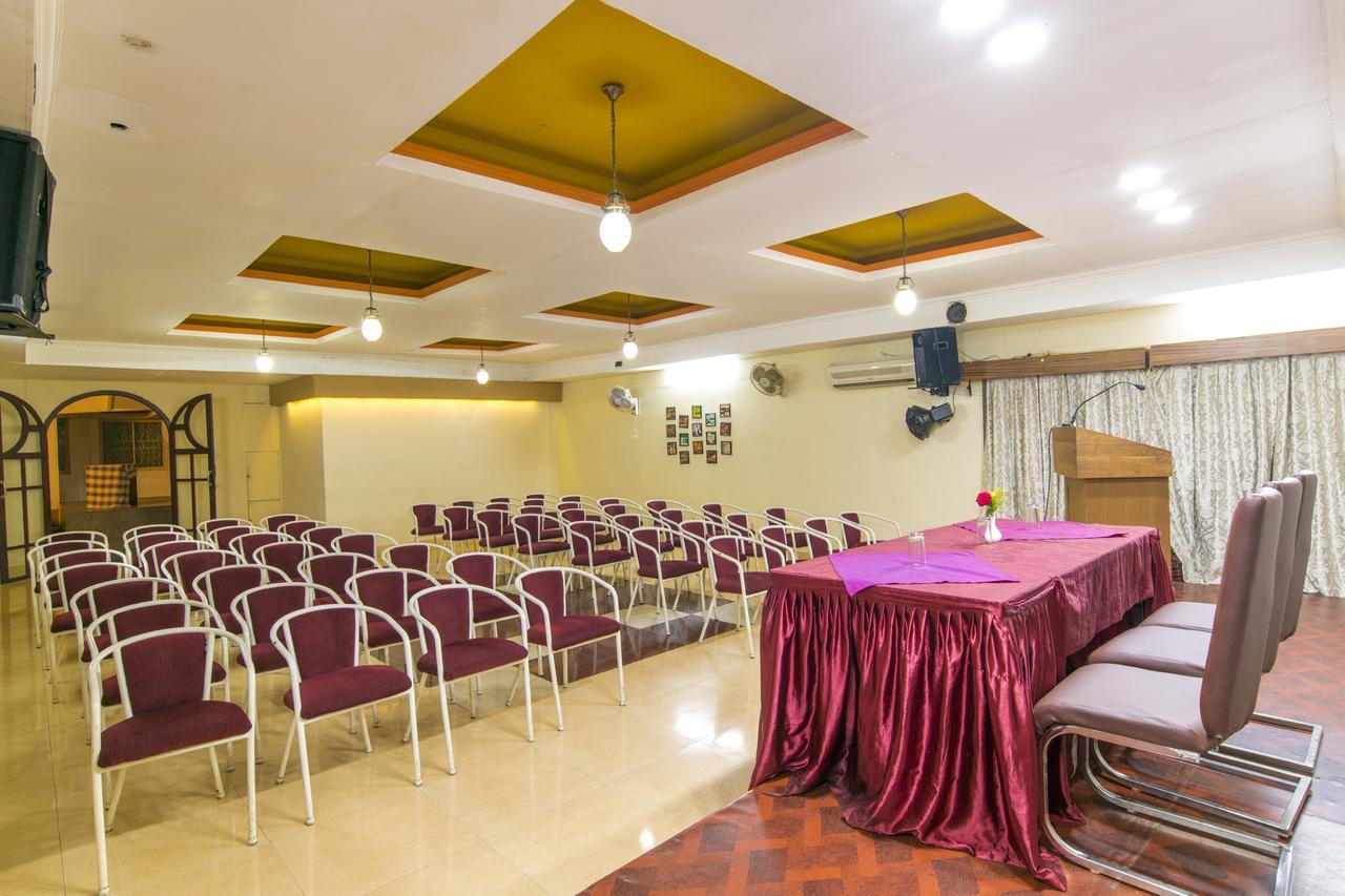 Haritagiri Hotel Kalpatta Buitenkant foto