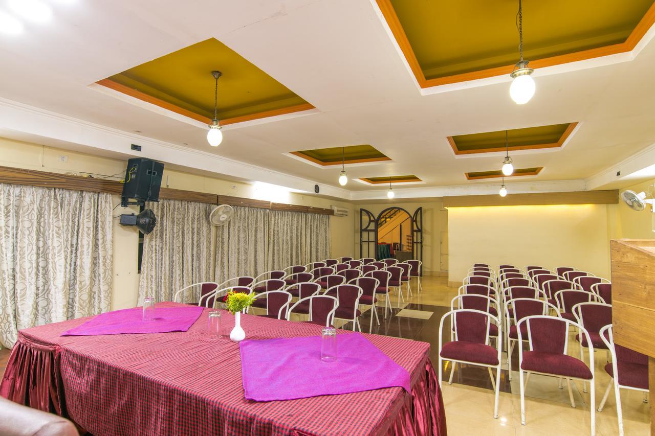 Haritagiri Hotel Kalpatta Buitenkant foto