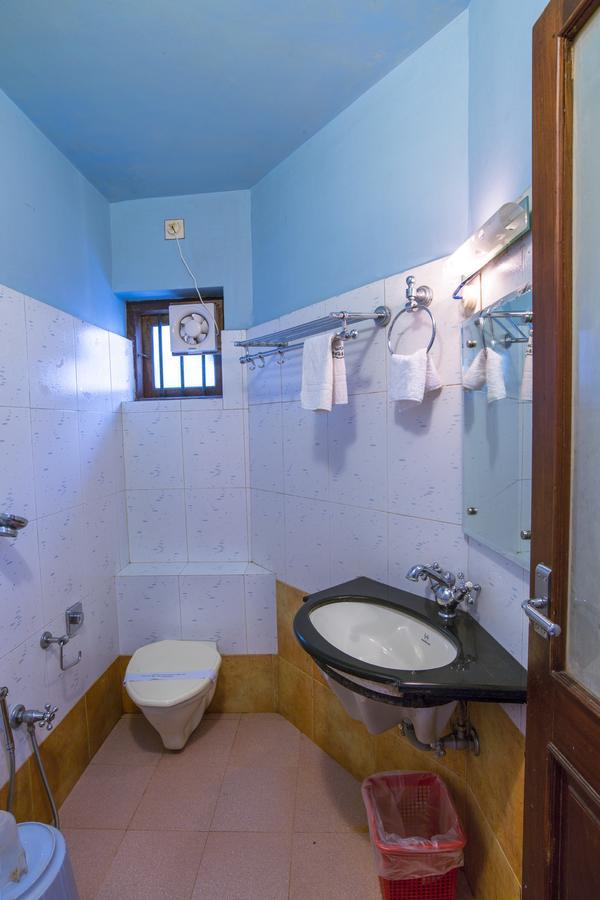 Haritagiri Hotel Kalpatta Buitenkant foto