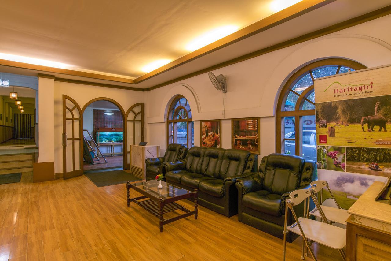 Haritagiri Hotel Kalpatta Buitenkant foto