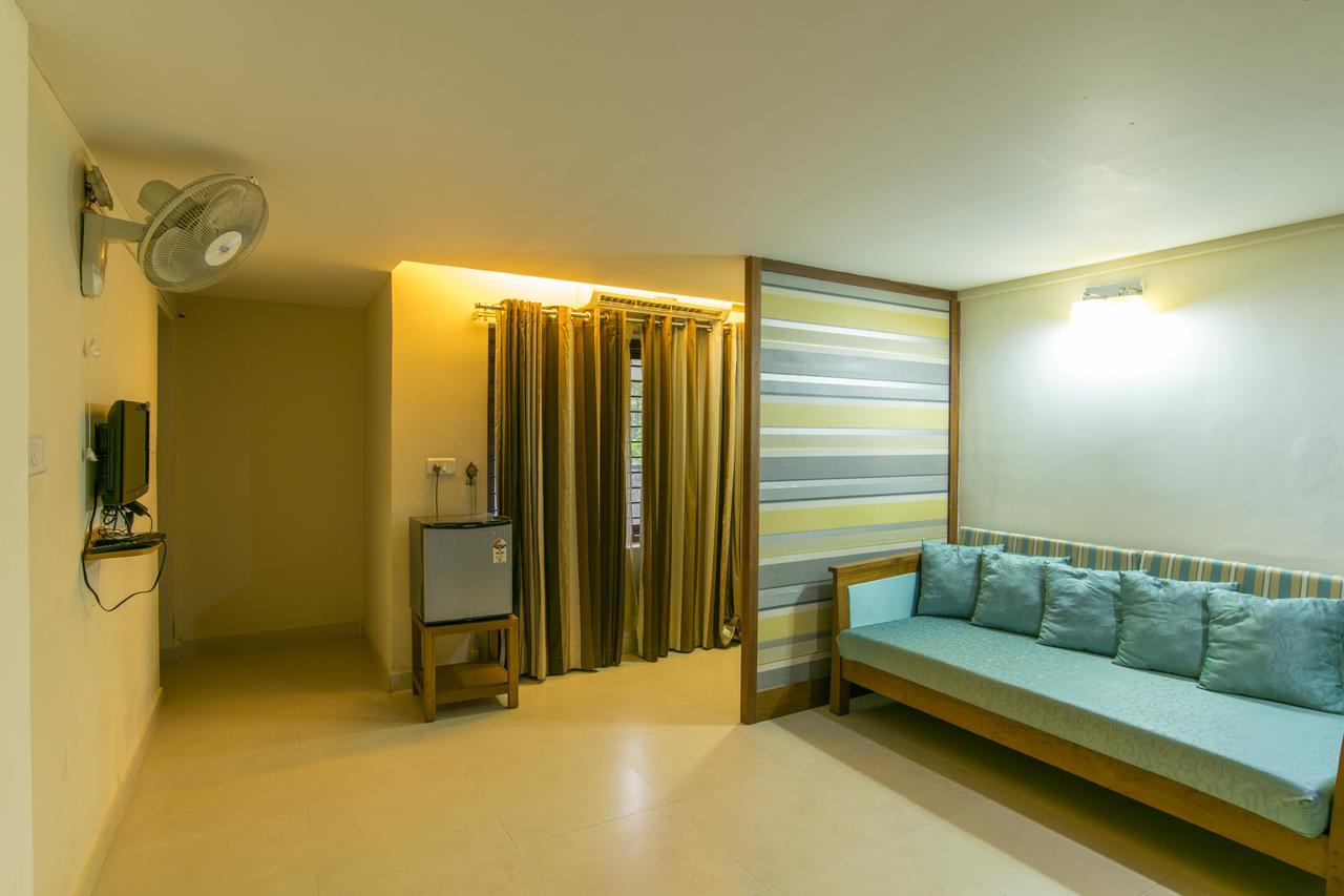 Haritagiri Hotel Kalpatta Buitenkant foto