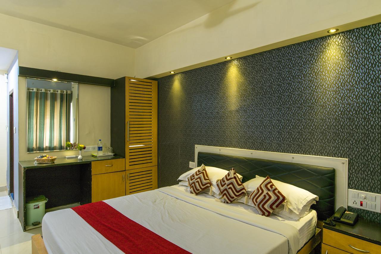 Haritagiri Hotel Kalpatta Buitenkant foto