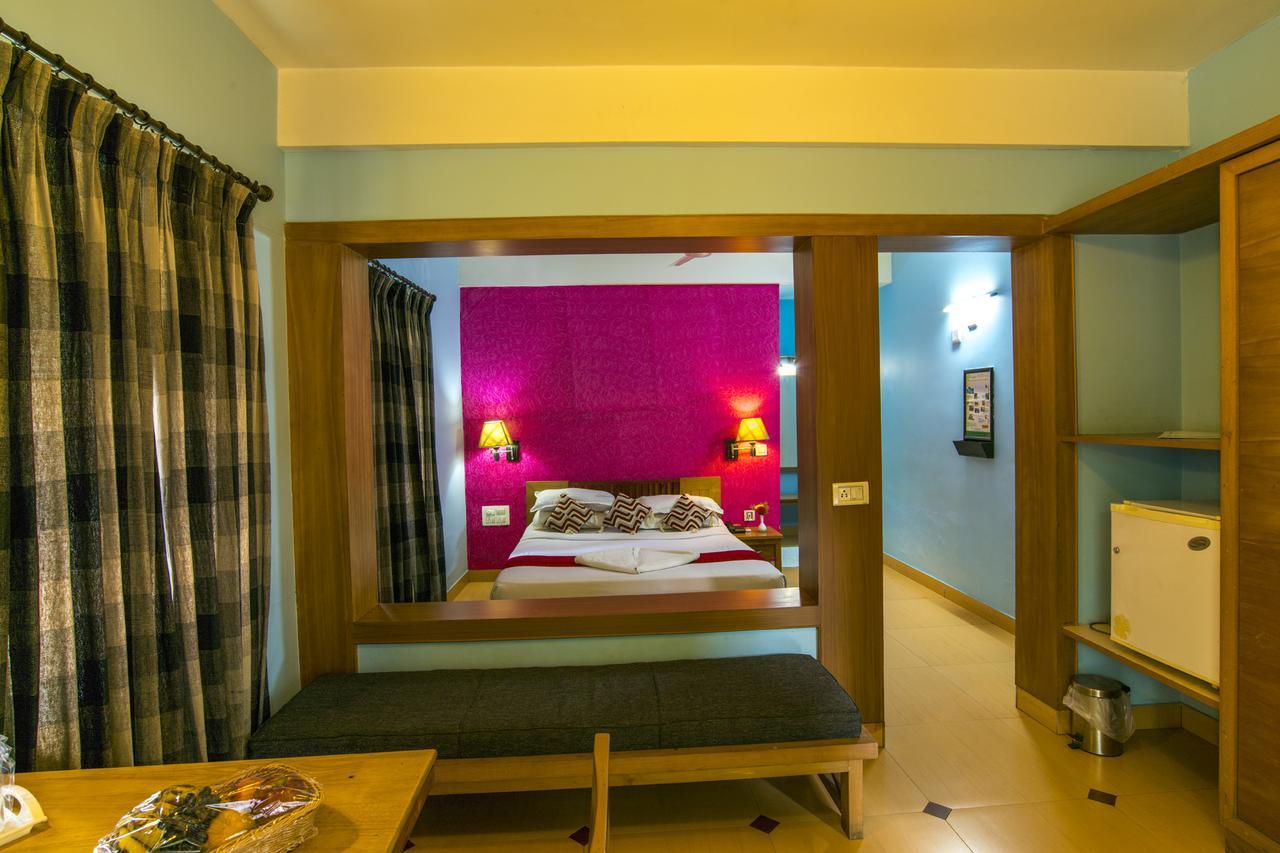 Haritagiri Hotel Kalpatta Buitenkant foto