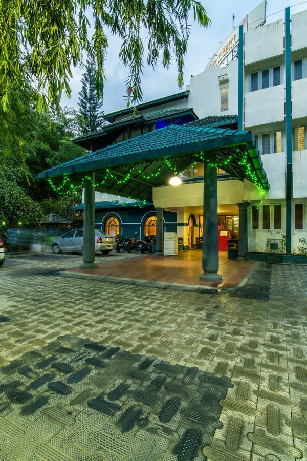 Haritagiri Hotel Kalpatta Buitenkant foto