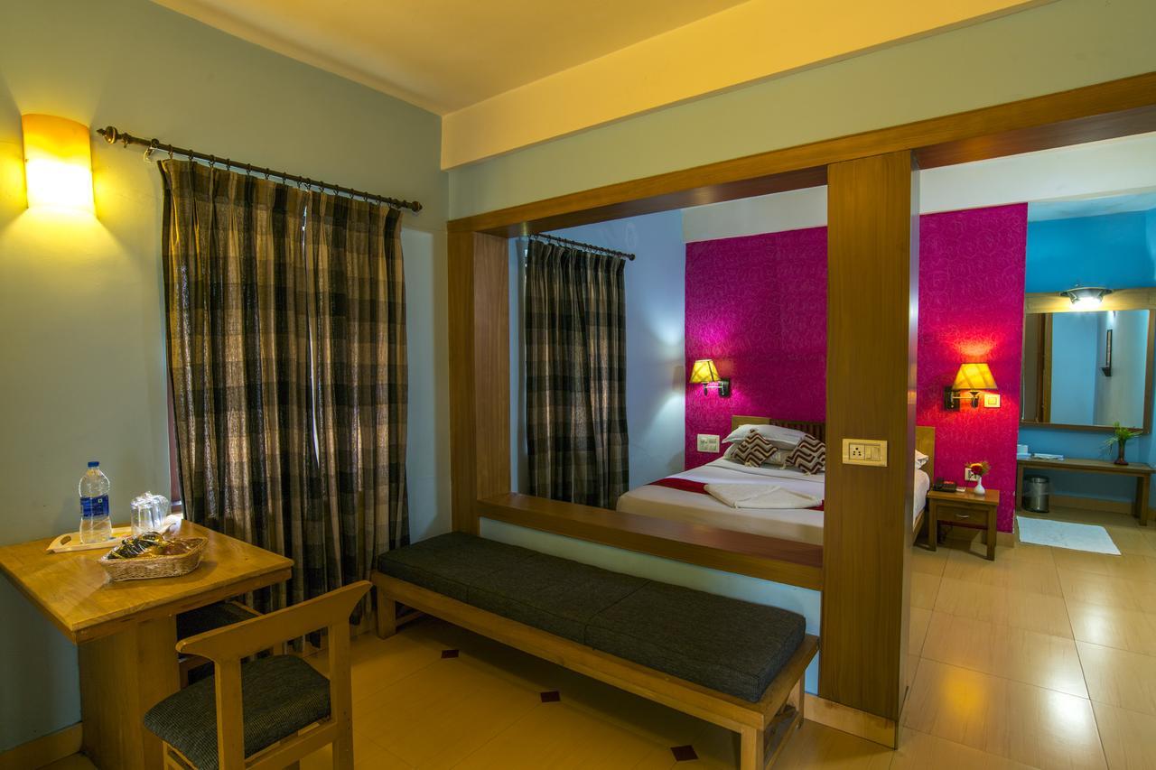 Haritagiri Hotel Kalpatta Buitenkant foto